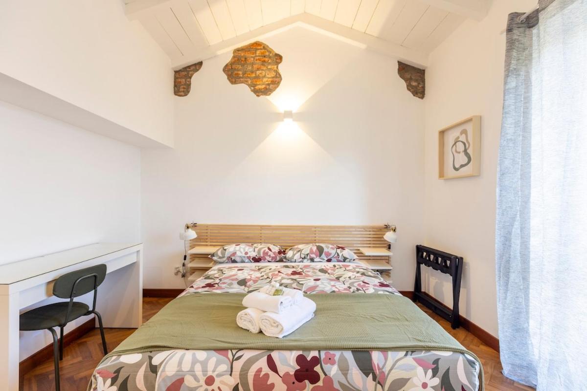 15th-century Apt, City-mxp Train Mailand