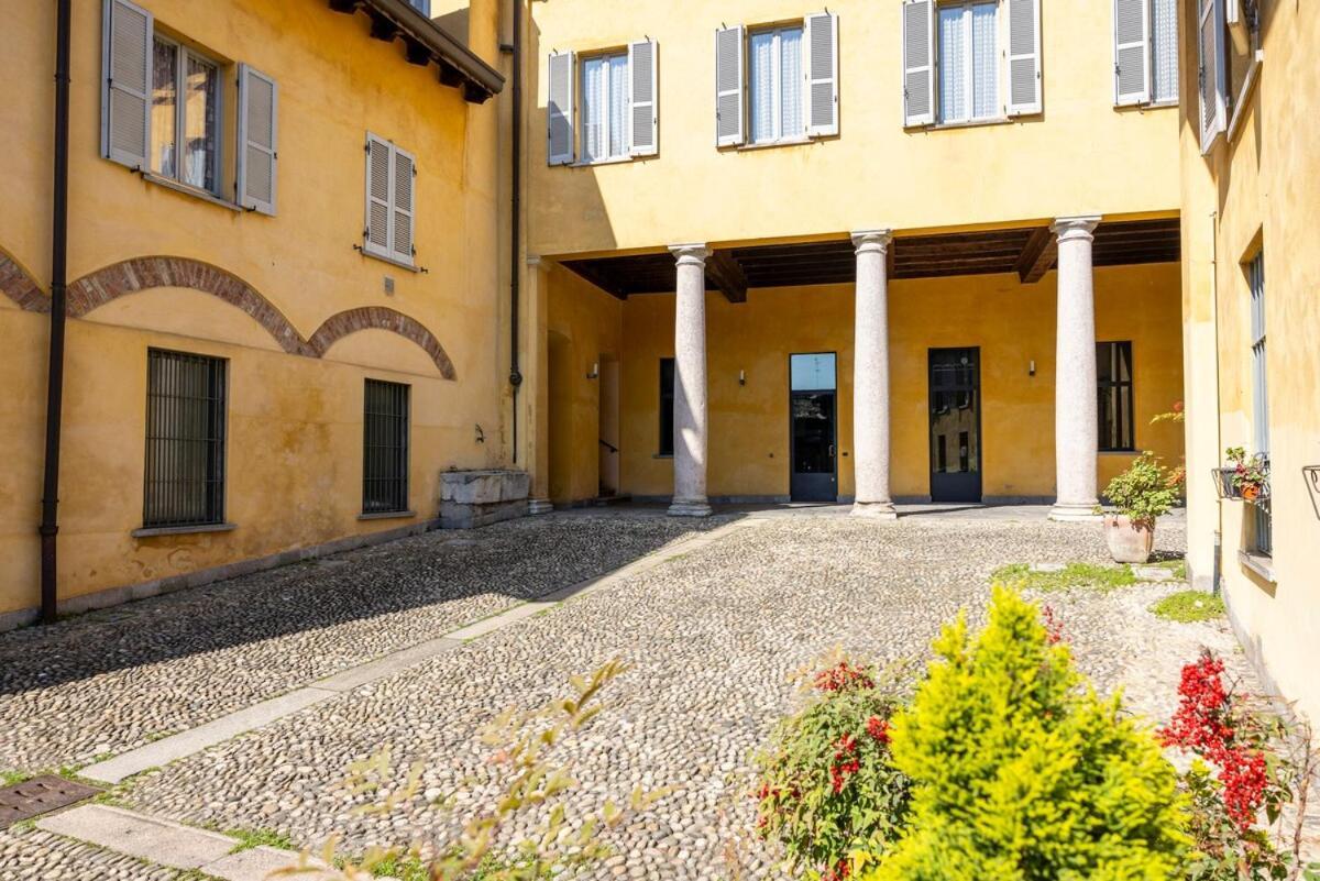 15th-century Apt, City-mxp Train Mailand